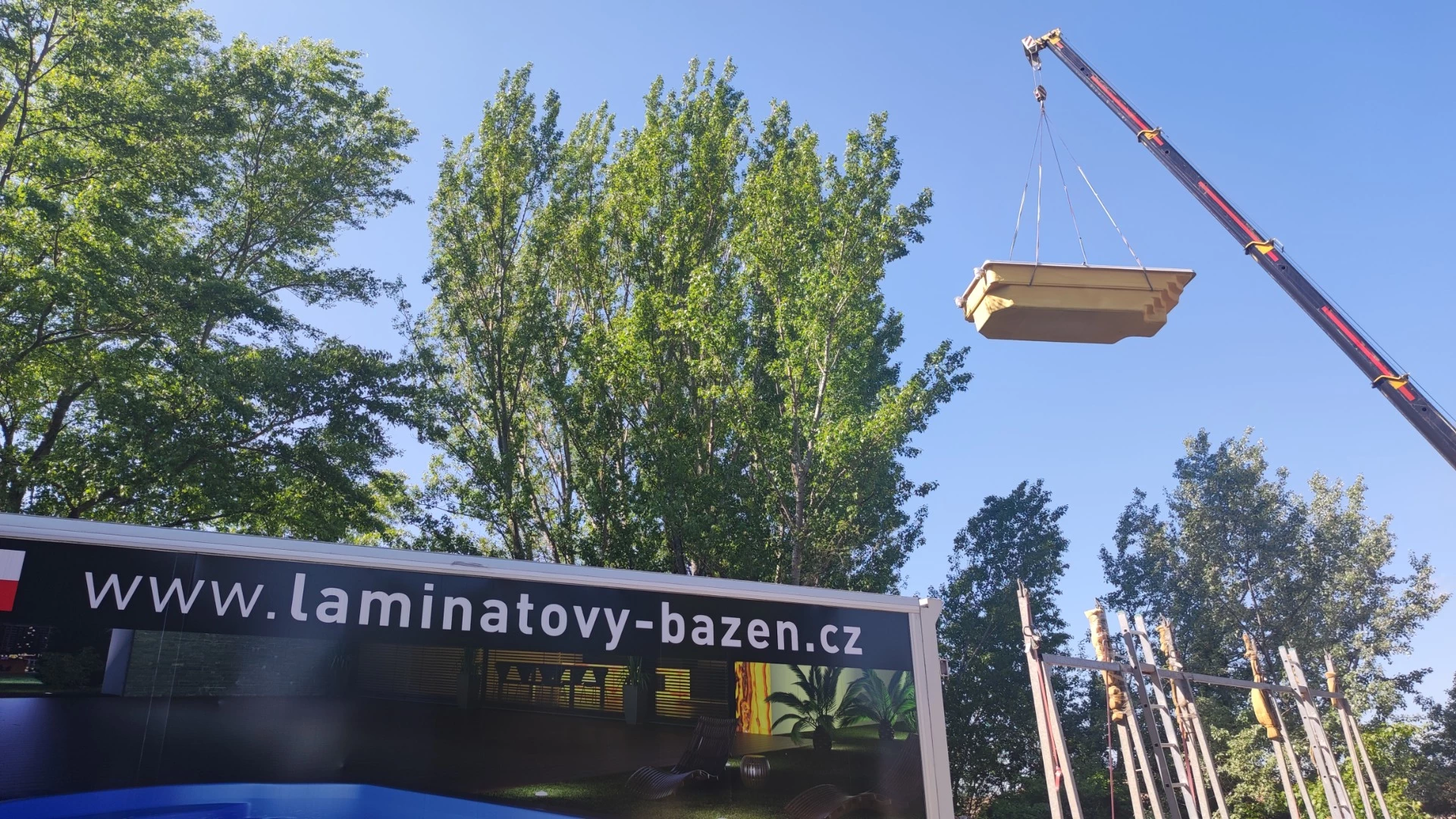 Uložení laminátového bazénu do jámy